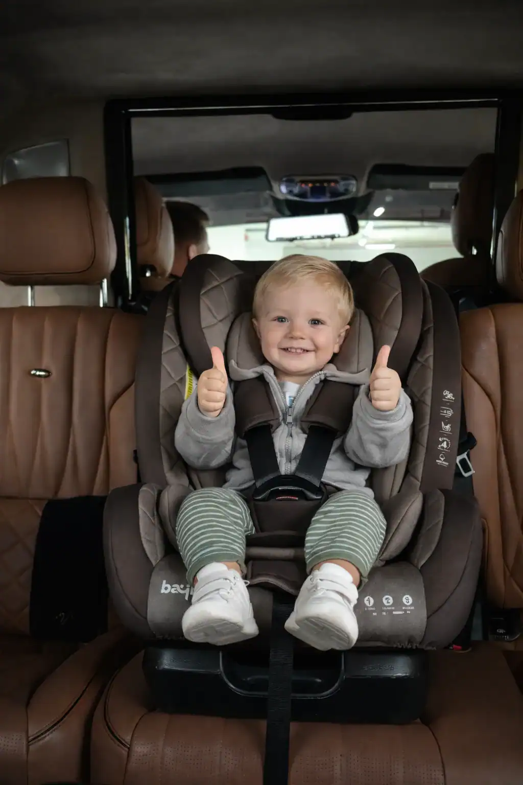 Kindersitz im Mercedes-Benz V-Class Desert Pearl Tours