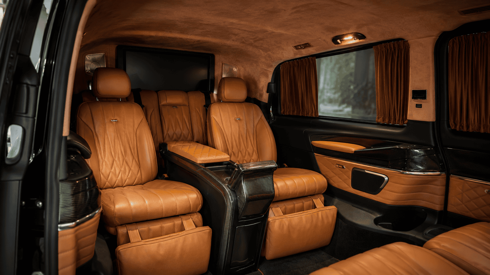 Mercedes-Benz V-Class Desert Pearl Tours