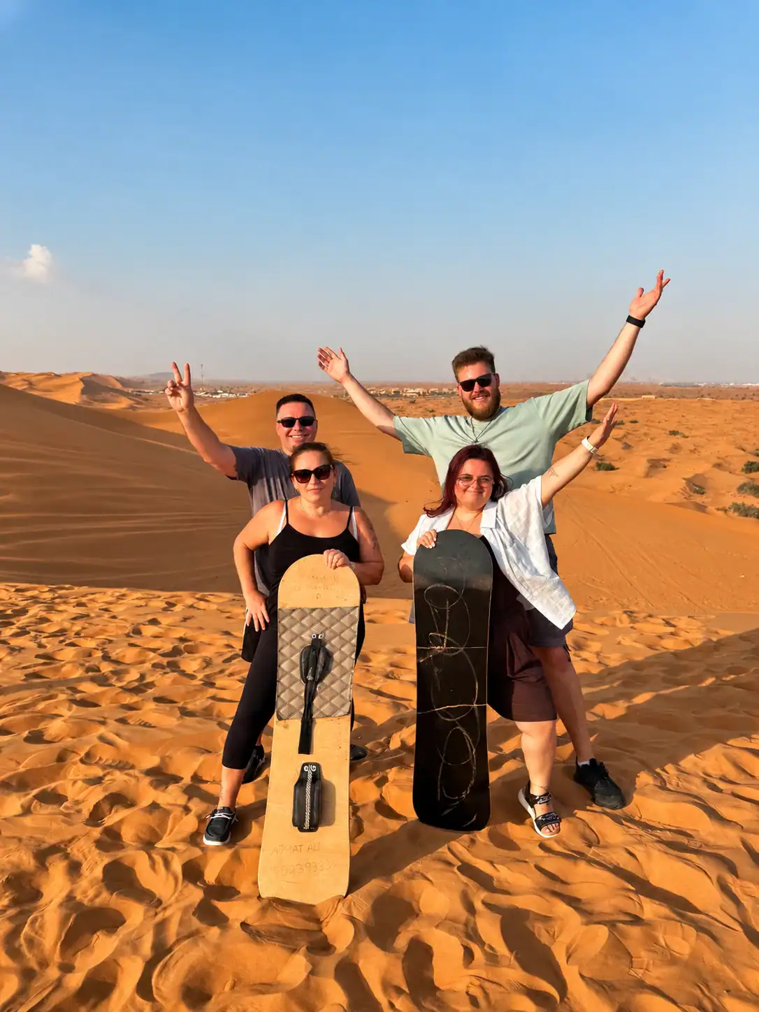 Desert Safari Dubai – Gäste beim Sandboarding in den Dünen