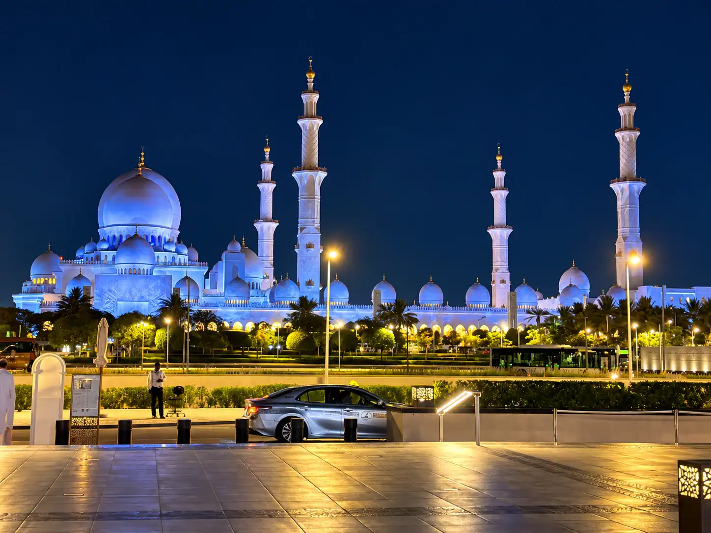 Sheikh Zayed Moschee am Abend