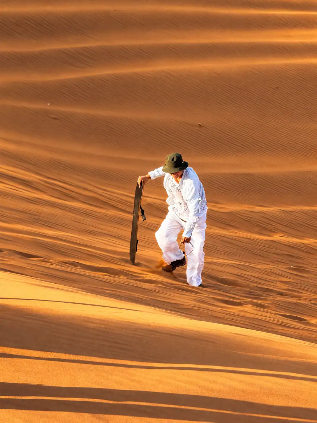 Sandboarding in den goldenen Dünen bei Dubai