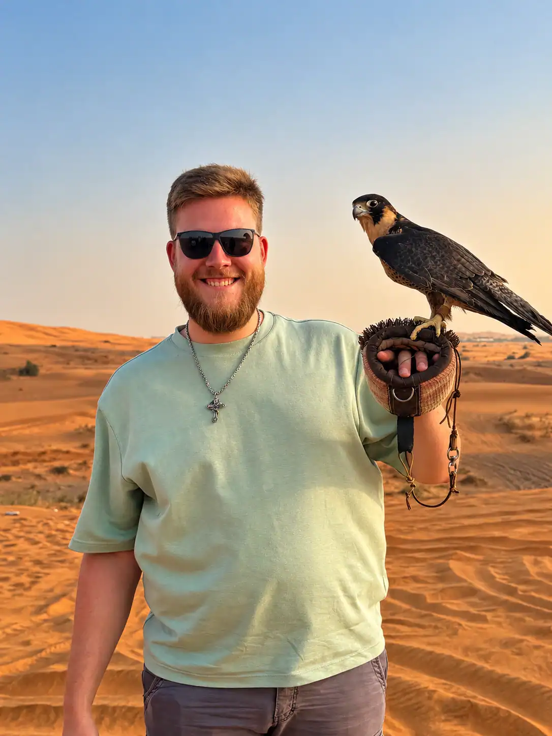 Desert Safari Dubai – Erlebnis mit Falke bei Sonnenuntergang