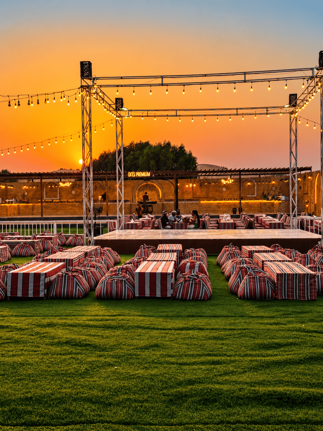 Wüstenlounge bei Sonnenuntergang während einer Desert Safari in Dubai